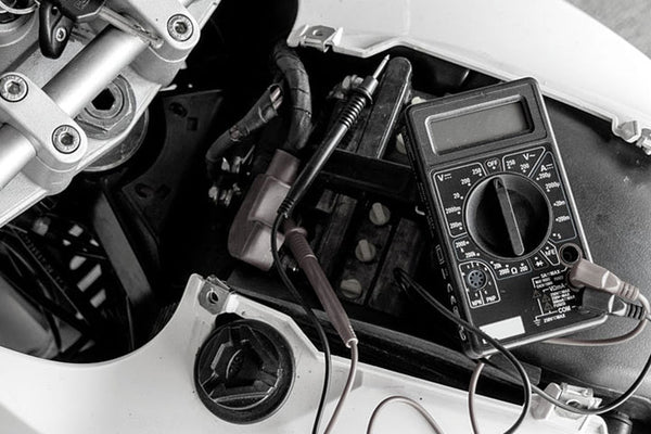 Guide d’achat : comment choisir et entretenir la batterie de sa moto ?