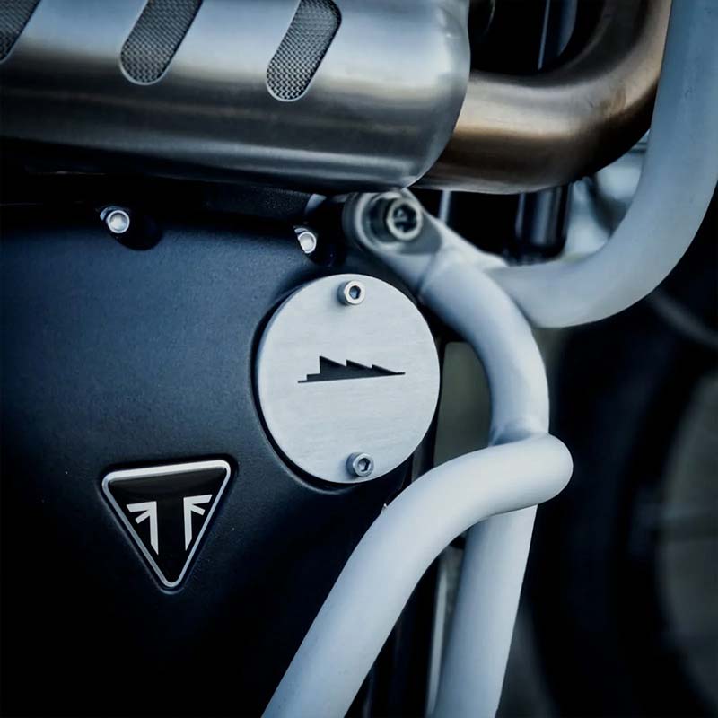 Badge moteur droit Blackpines pour Triumph. Blackpines.fr
