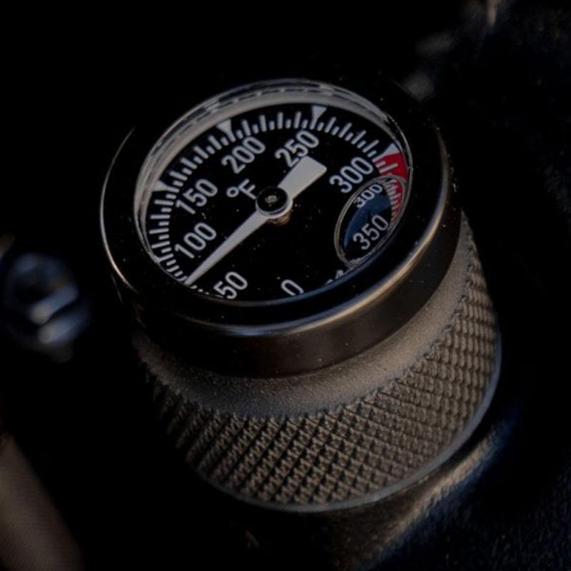 Bouchon d'huile Triumph avec capteur temperature Fahrenheit Motone Customs. Blackpines.fr