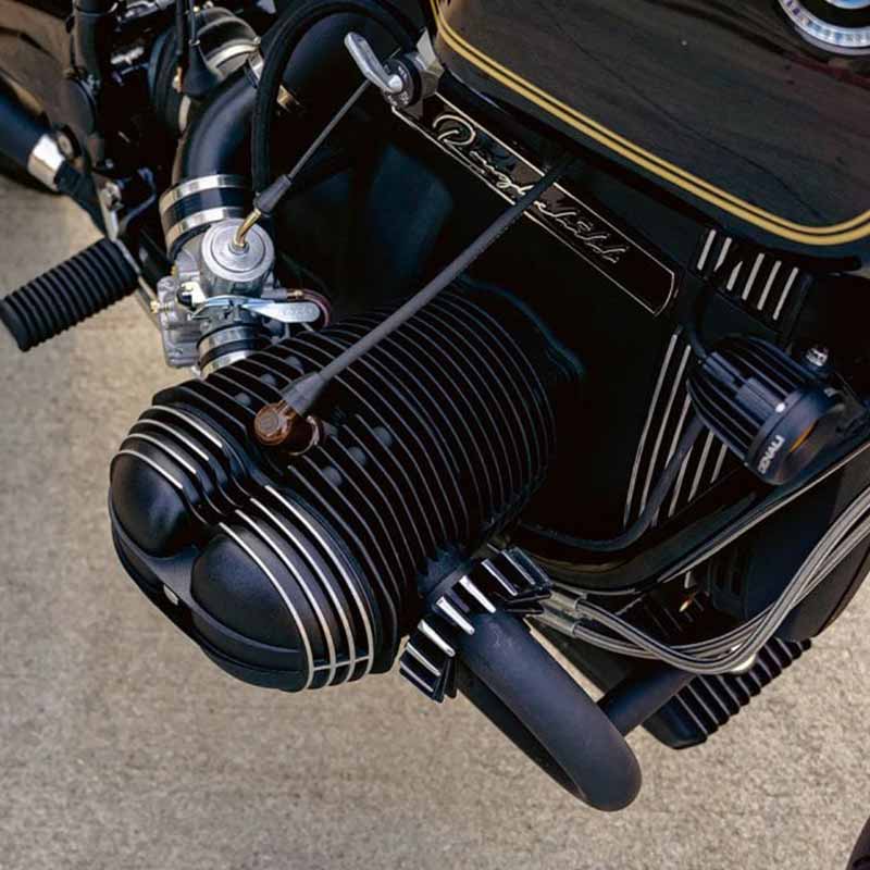 Colliers echappement moto vintage noir et ailettes alu Motone Customs pour BMW Boxer. Blackpines.fr