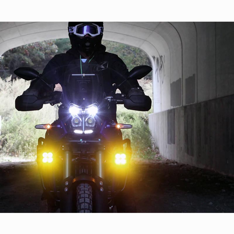 feux additionnels moto LED jaune Denali DL4. Blackpines.fr