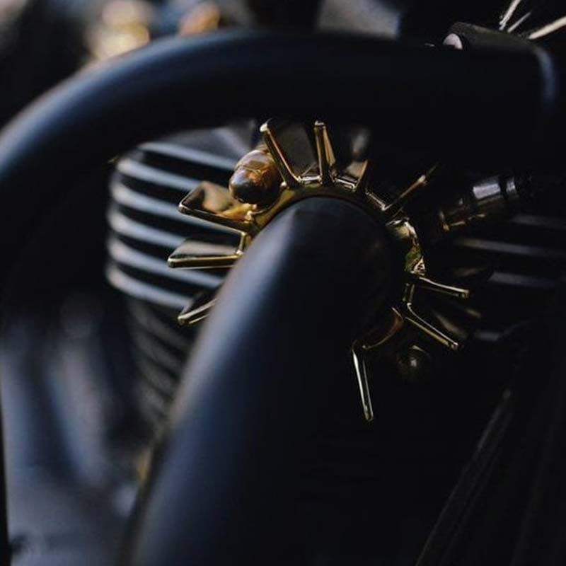 Colliers echappement Triumph Motone Custom en edition limitee. Blackpines.fr