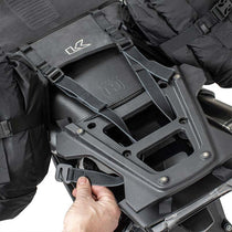 Harnais de selle OS-BASE kriega pour Husqvarna Norden 901, passage des sangles.