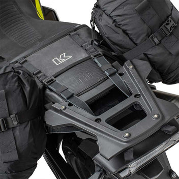 Harnais de selle OS-BASE kriega pour Husqvarna Norden 901 installé.