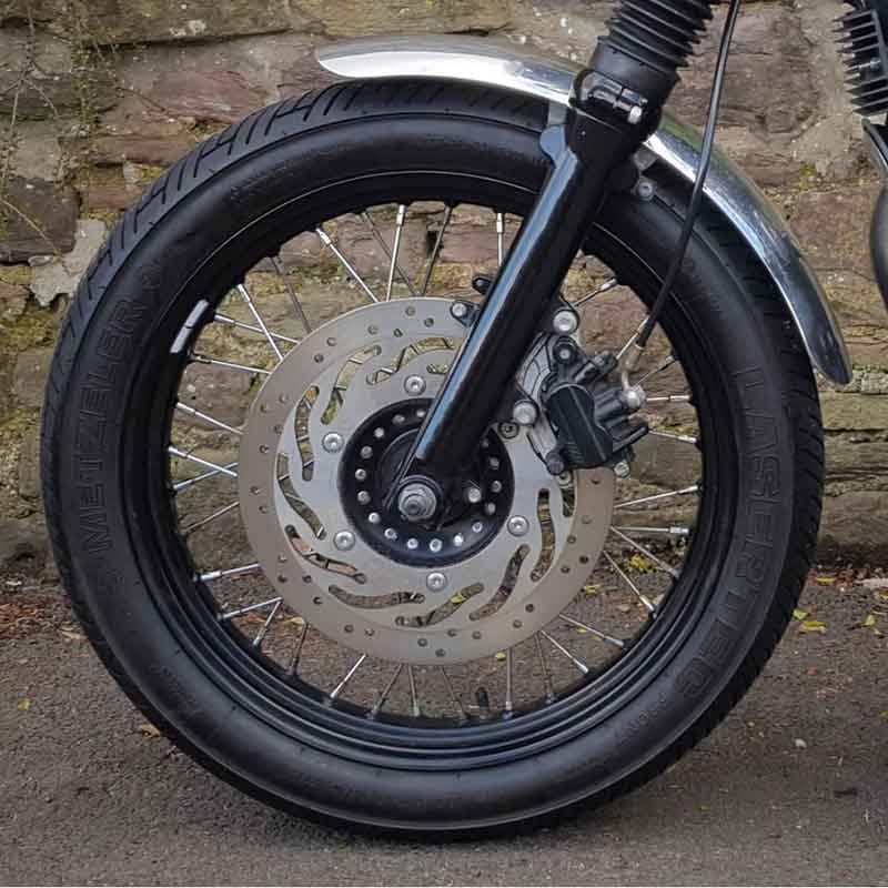 Garde-boue avant Motone Customs Raceblade pour roues a rayon Triumph. Blackpines.fr