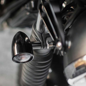 Supports de clignotants pour fourche 41mm Motone Customs Clampits. Blackpines.fr