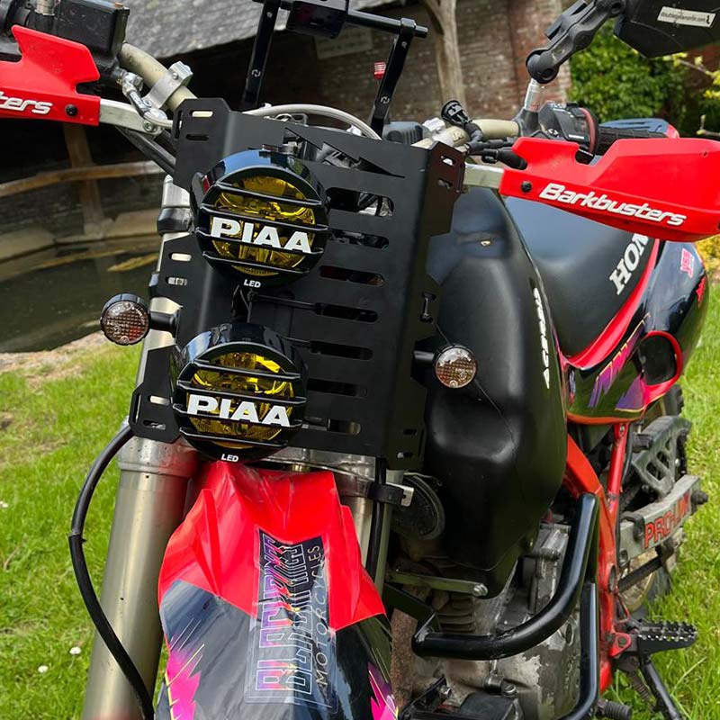 Plaque avant universelle Blackpines pour enduro et trail.