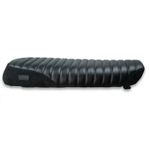 Selle scrambler Classic noire daim pour Royal Enfield Bonvent Motorbikes. Blackpines.fr