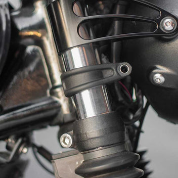 Supports de clignotants pour fourche 41mm Motone Customs Clampits. Blackpines.fr