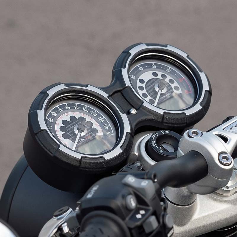 Couvre-compteur Triumph The Peerless Motone Customs. Blackpines.fr