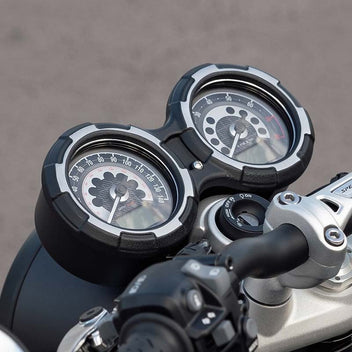 Couvre-compteur Triumph The Peerless Motone Customs. Blackpines.fr