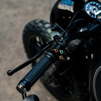 Commodo noir 3 boutons noirs avec LED jaune vert et jaune marque Rebelmoto. Blackpines.fr