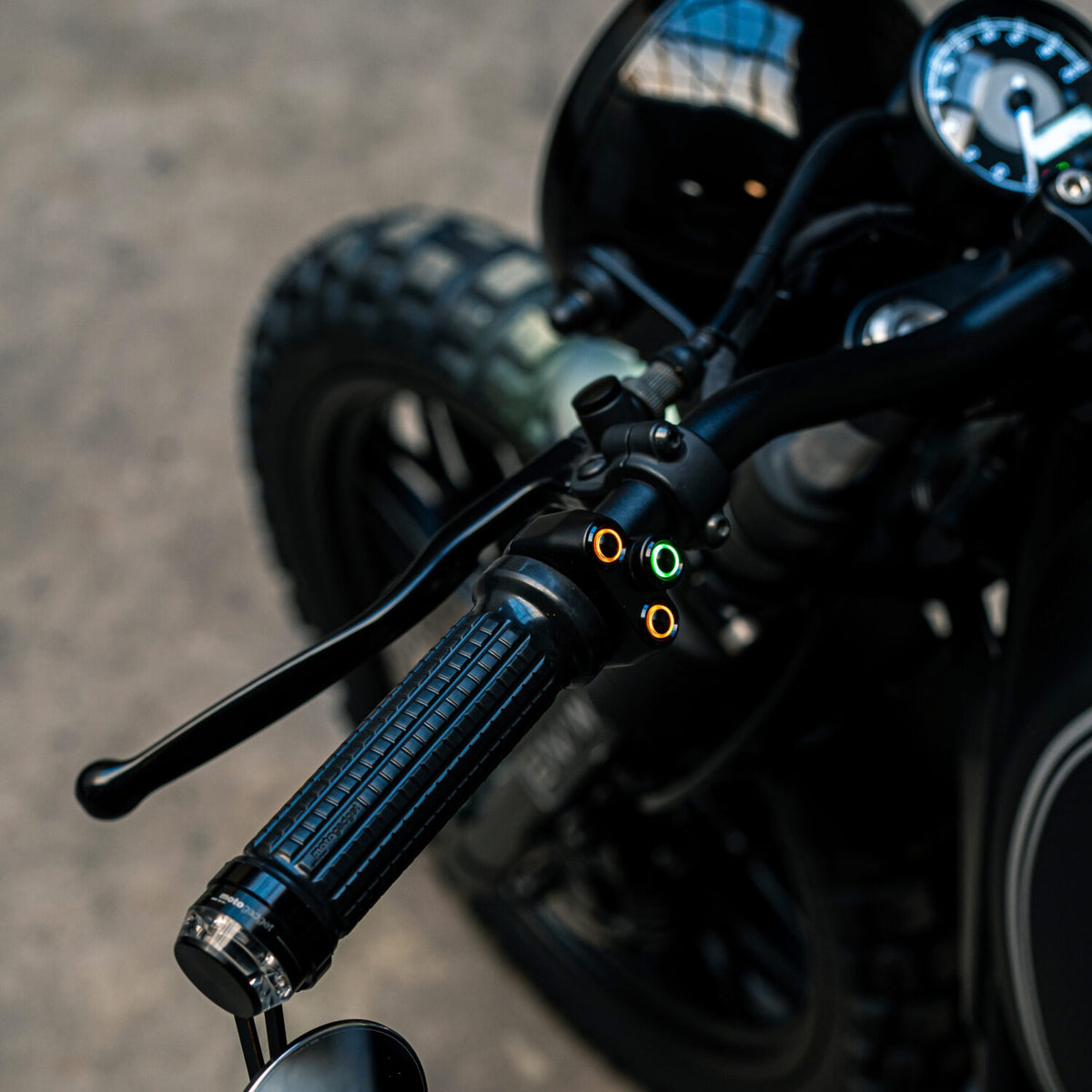 Commodo noir 3 boutons noirs avec LED jaune vert et jaune marque Rebelmoto. Blackpines.fr