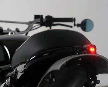 Feu Bullit Interceptor et Continental GT. Blackpines.fr