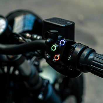 Commodo noir 3 boutons noirs avec LED bleue verte et rouge marque Rebelmoto. Blackpines.fr