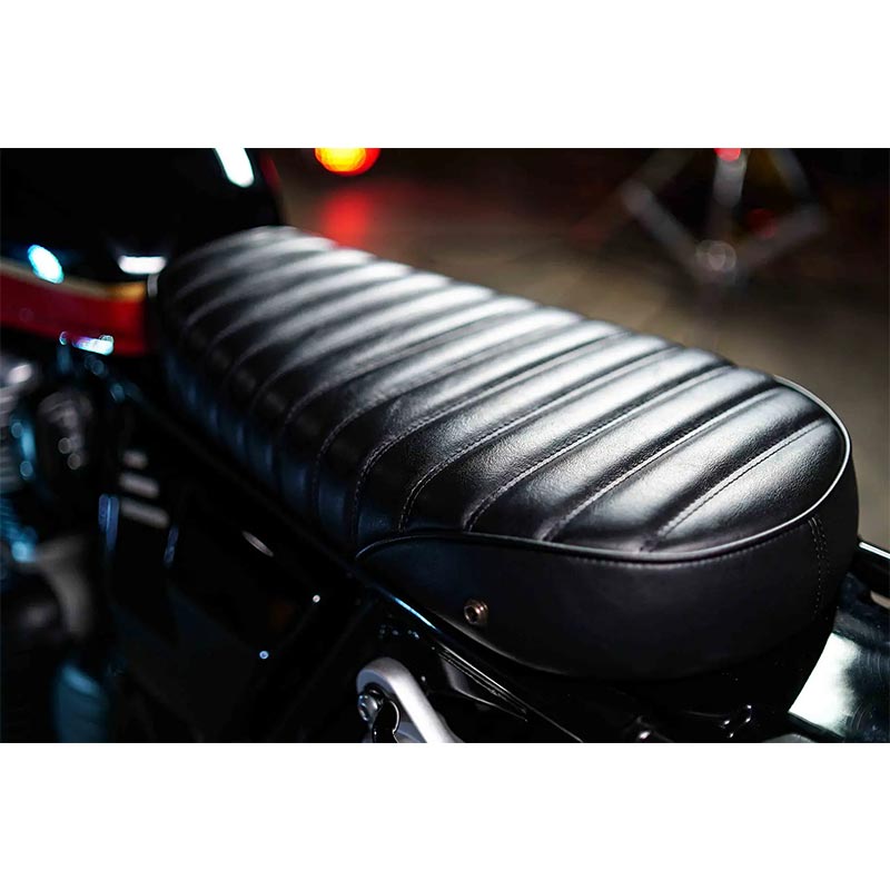 Selle mono noire scrambler pour Royal Enfield serie 650. Blackpines.fr