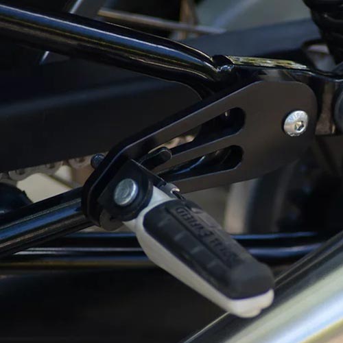 Pattes de deport de repose-pieds Le Motographe pour Royal Enfield 650. Blackpines.fr
