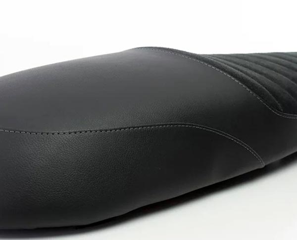 Selle en cuir synthetique noir pour interceptor et continental GT. Blackpines.fr