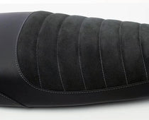Selle en cuir synthetique noir pour interceptor et continental GT. Blackpines.fr