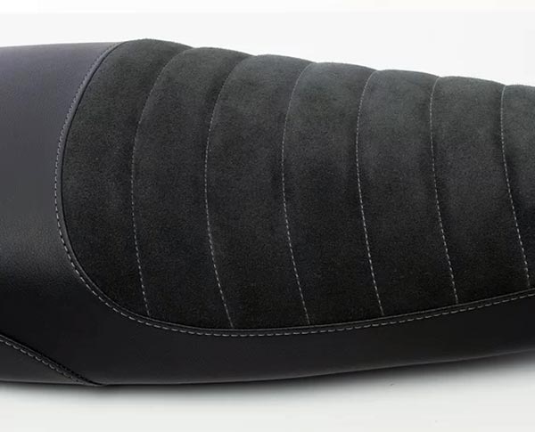 Selle en cuir synthetique noir pour interceptor et continental GT. Blackpines.fr